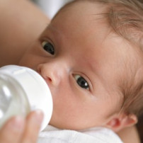 Hoe verwarm je de fles van je baby?