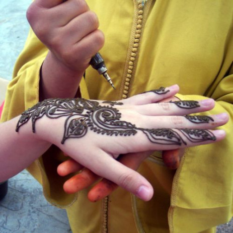 Henna wordt op de handen aangebracht
