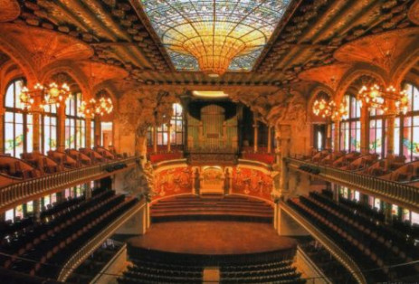 Binnen in het Palau de la Música Catalana