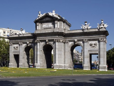 Totaalbeeld van de Puerta de Alcalá
