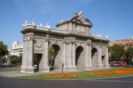 Zijaanzicht van de Puerta de Alcalá