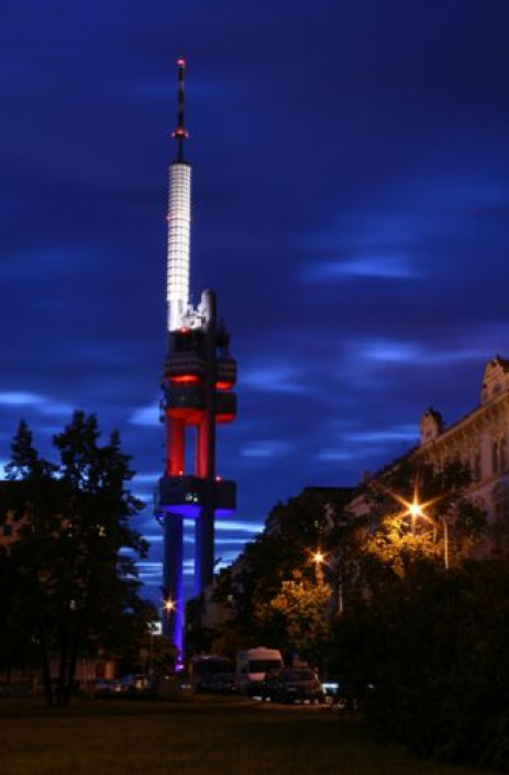 Nachtbeeld van de Žižkov-televisietoren