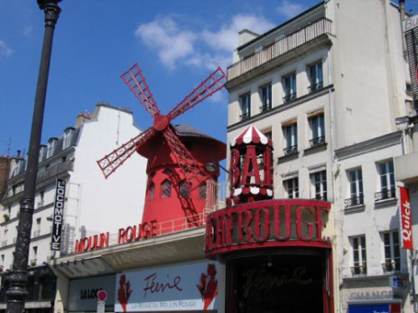 Voorkant van de Moulin Rouge