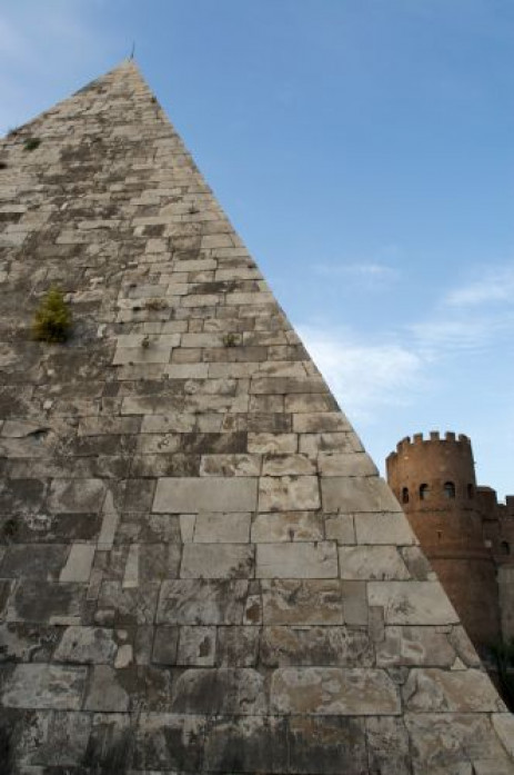 Zijkant van de Piramide van Cestius