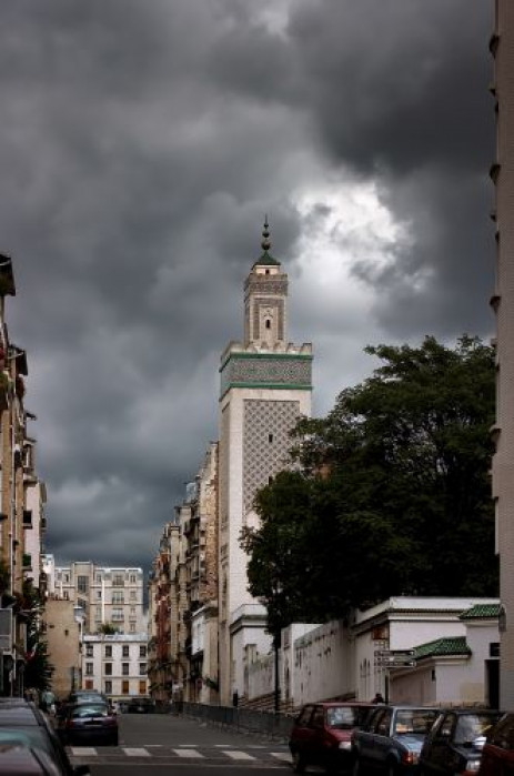 Wolken boven de Grande Mosquée de Paris
